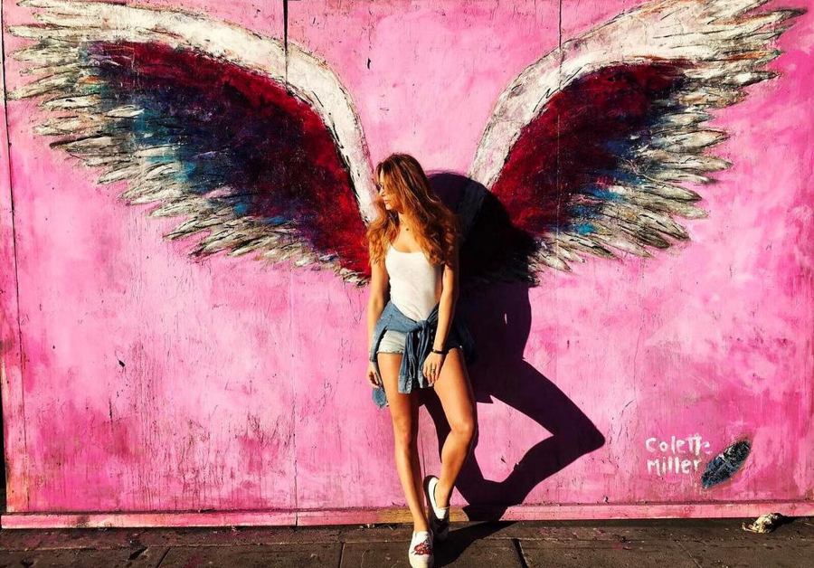 Carina: 70k Ohhh myyyy.! BIG THANK YOU My #carinaarmy - you are so creative and full of love and energy.. I can literally feel it!!! Thank you for that! #youmakemestrong Live a colorful life guys And enjoy the day #beyou #lovewhatyoudo #melrose #pinkwall #LA #gntm2017,  Supplied by Instagram.com/face to face