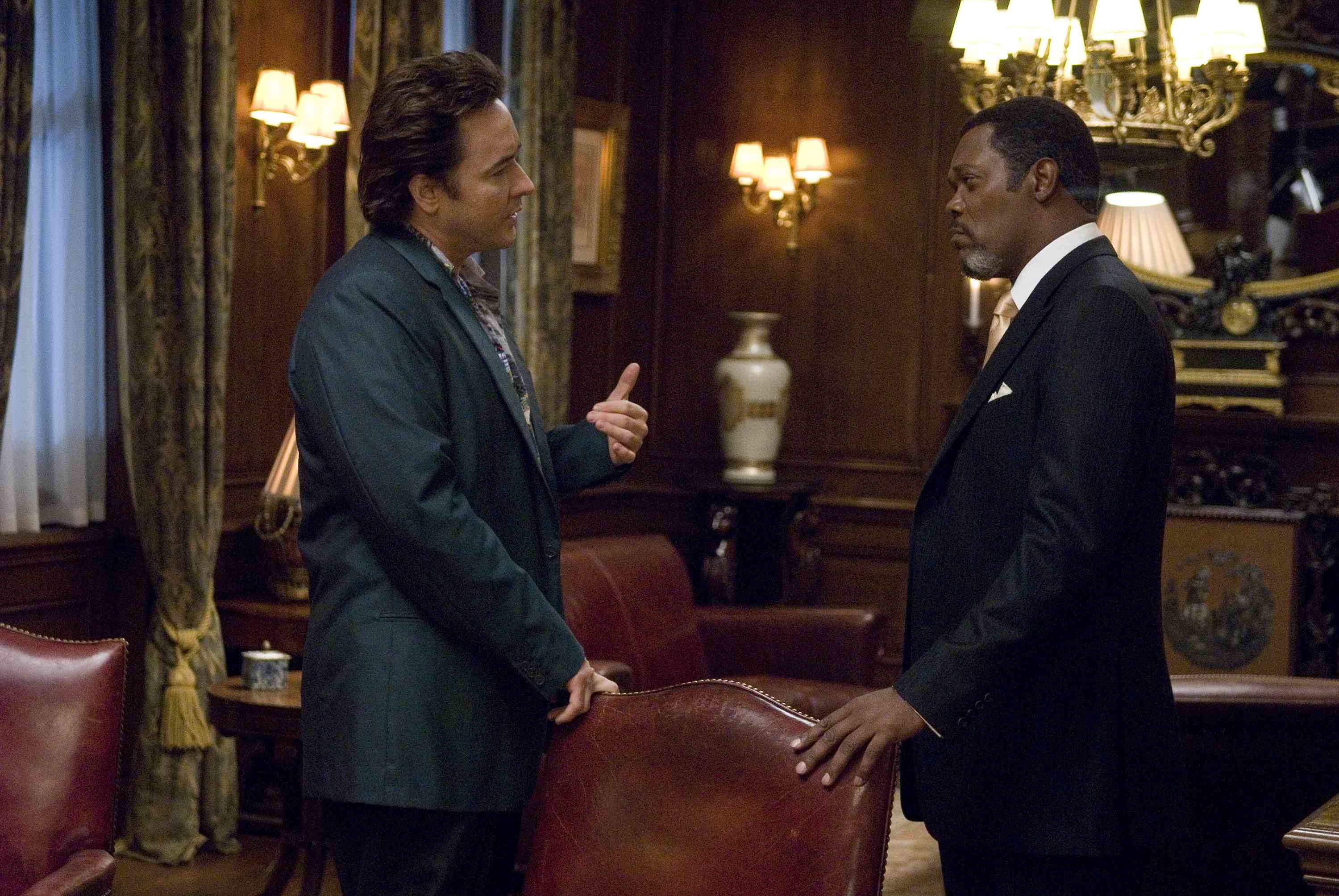 John Cusack (Mike Enslin) and Samuel L. Jackson (Mr. Olin) star in Mikael Hfstrm's 1408.